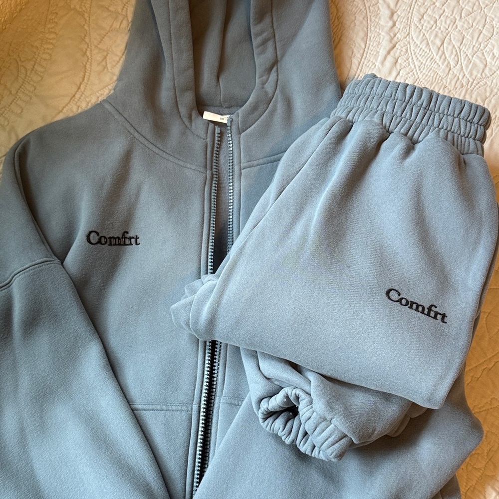 Comfrt Women's Gray Track Pants & Joggers